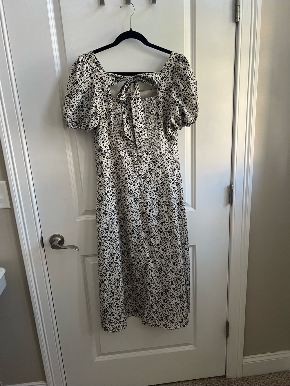 Altar’d State Floral Square-Neck Puff Sleeve MIDI Dress in White/Black - Picture 4 of 5